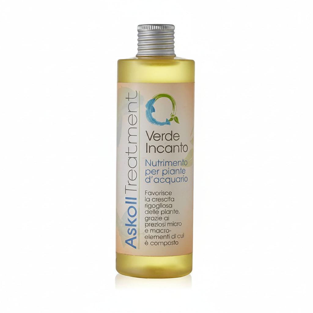 A bottle of Askoll Treatment Verde Incanto nutrient for aquatic plants, featuring a pale pink label with green and blue accents, filled with yellowish liquid and topped with a silver cap, on a white background.