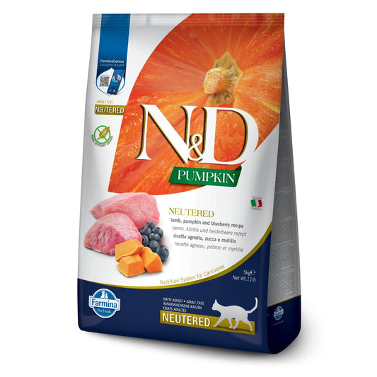 5kg bag of Farmina N&D Pumpkin Neutered cat food featuring images of lamb, pumpkin, and blueberries on white packaging.